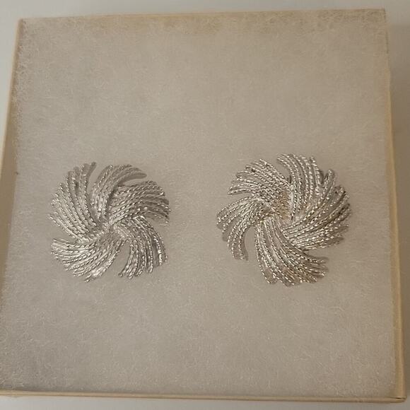 Vintage Classic Floral Grannycore Silver Tone Brooch and Clip-on Earring Set - Picture 4 of 5